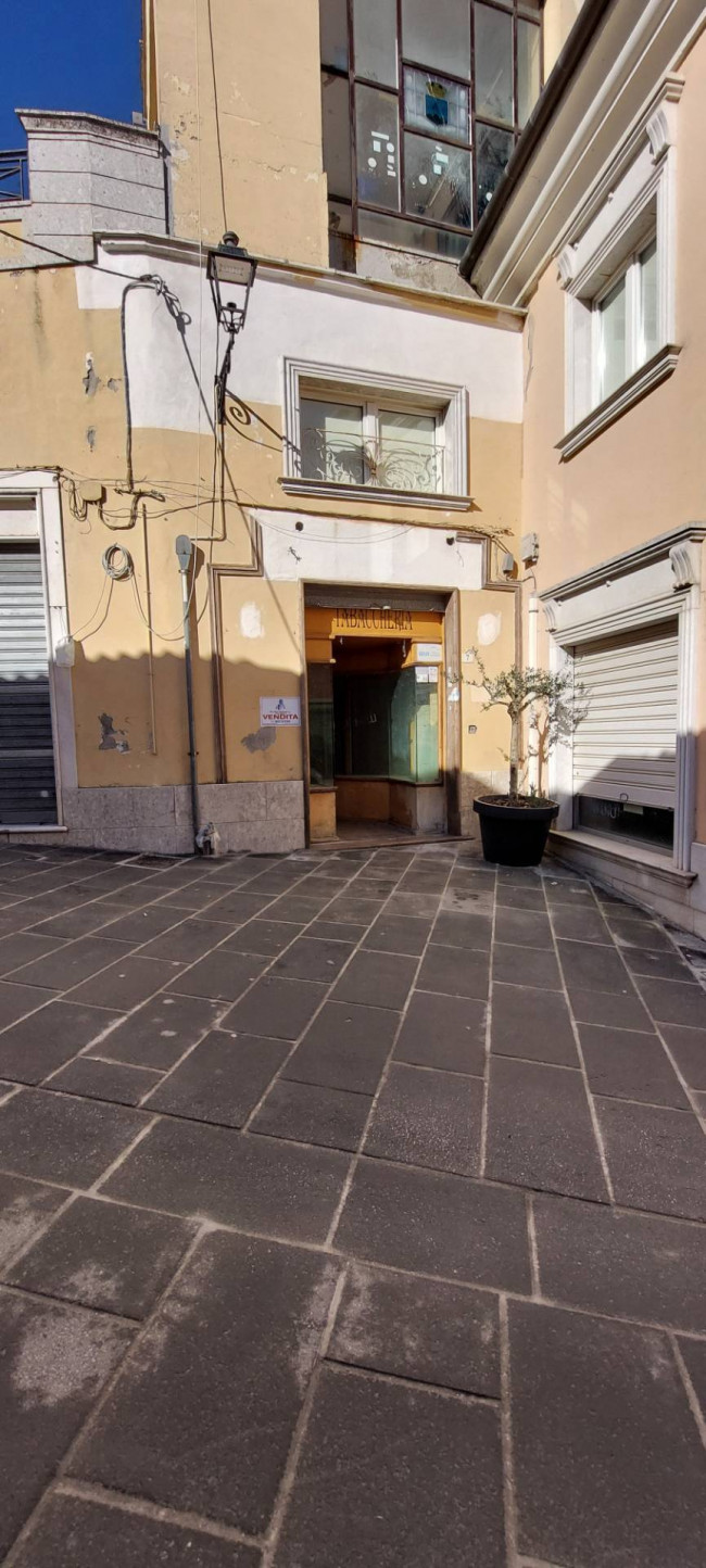 locale commerciale in vendita a Ariano Irpino