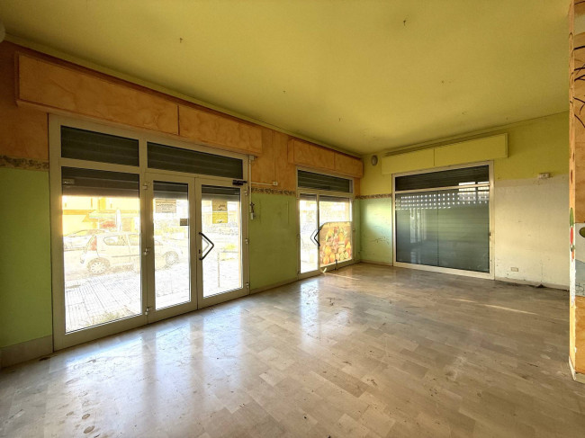 Locale Commerciale in vendita a Alba Adriatica