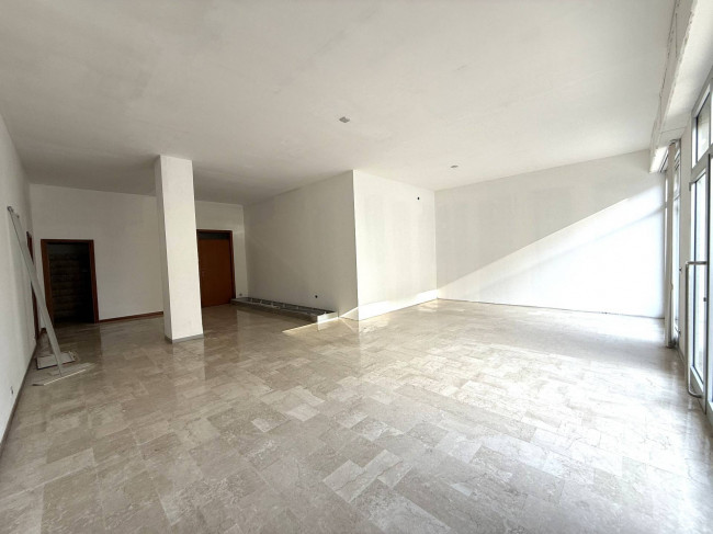 Locale Commerciale in vendita a Alba Adriatica