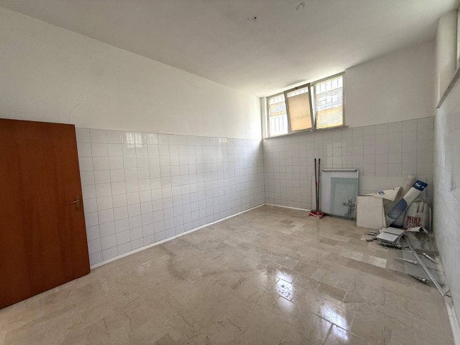 Locale Commerciale in vendita a Alba Adriatica