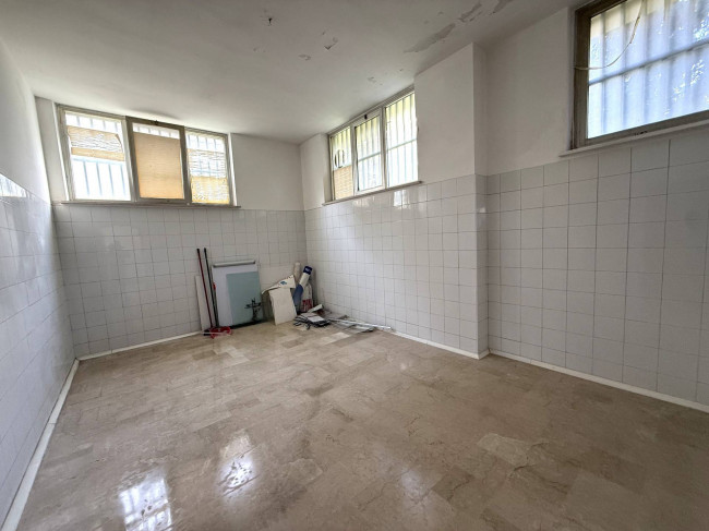 Locale Commerciale in vendita a Alba Adriatica