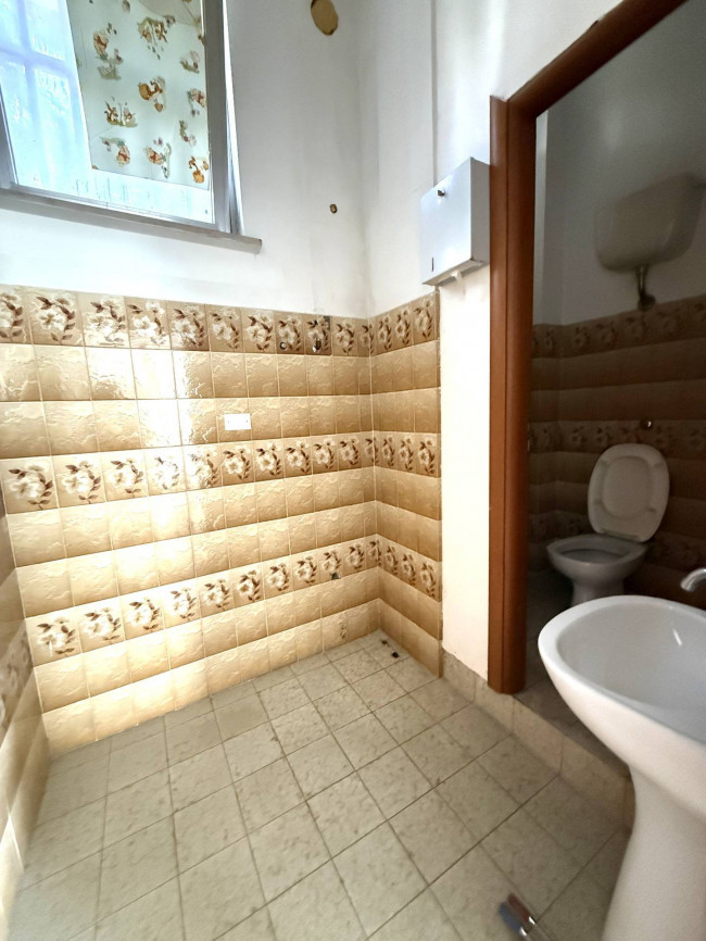 Locale Commerciale in vendita a Alba Adriatica