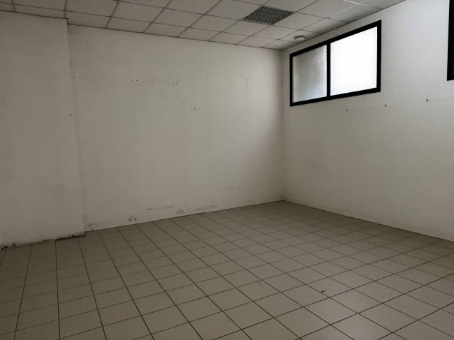 Locale Commerciale in vendita a Santa Vittoria in Matenano