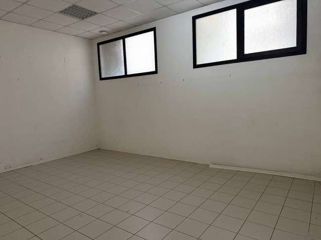 Locale Commerciale in vendita a Santa Vittoria in Matenano