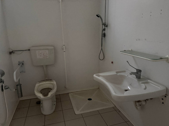 Locale Commerciale in vendita a Santa Vittoria in Matenano