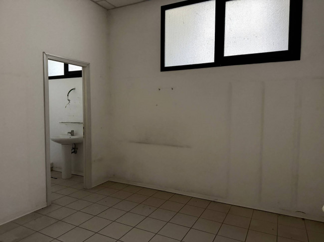 Locale Commerciale in vendita a Santa Vittoria in Matenano