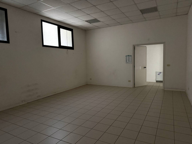 Locale Commerciale in vendita a Santa Vittoria in Matenano