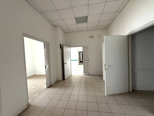 Locale Commerciale in vendita a Santa Vittoria in Matenano