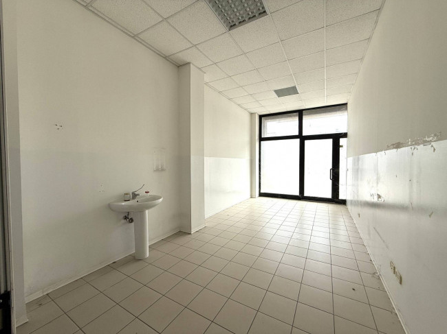 Locale Commerciale in vendita a Santa Vittoria in Matenano