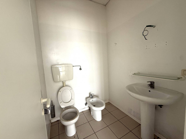 Locale Commerciale in vendita a Santa Vittoria in Matenano