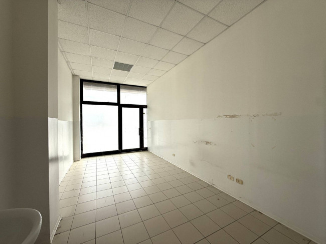 Locale Commerciale in vendita a Santa Vittoria in Matenano