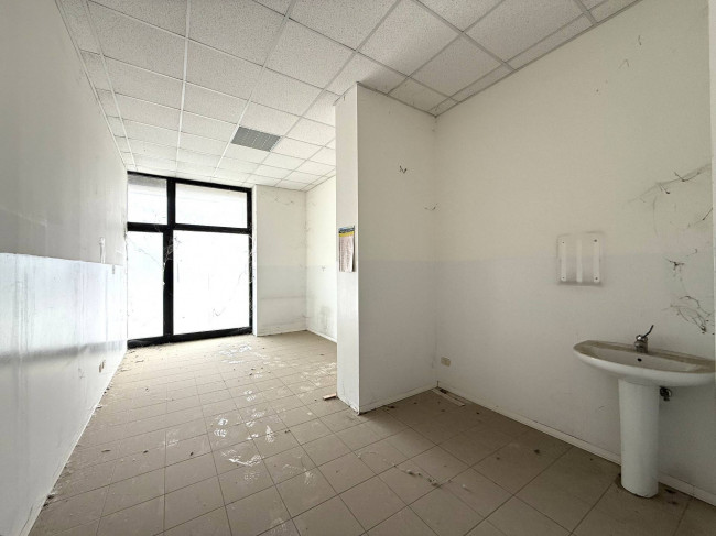 Locale Commerciale in vendita a Santa Vittoria in Matenano