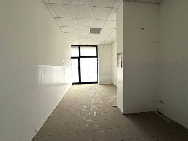 Locale Commerciale in vendita a Santa Vittoria in Matenano