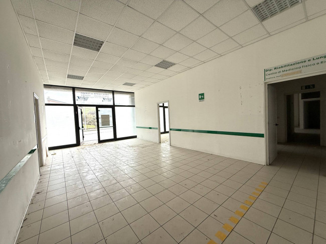 Locale Commerciale in vendita a Santa Vittoria in Matenano