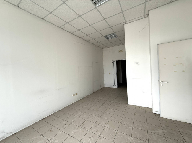 Locale Commerciale in vendita a Santa Vittoria in Matenano