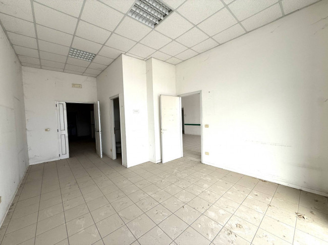 Locale Commerciale in vendita a Santa Vittoria in Matenano