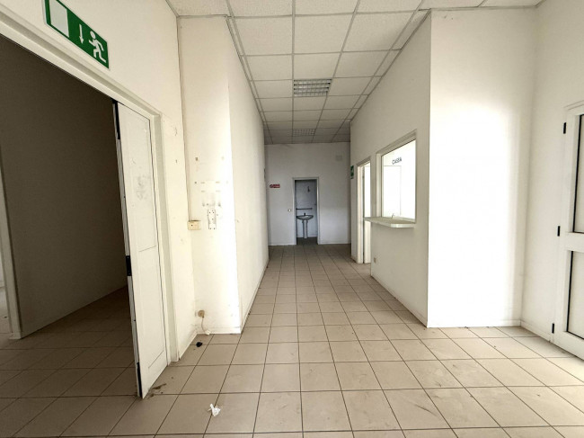 Locale Commerciale in vendita a Santa Vittoria in Matenano