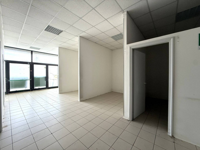 Locale Commerciale in vendita a Santa Vittoria in Matenano