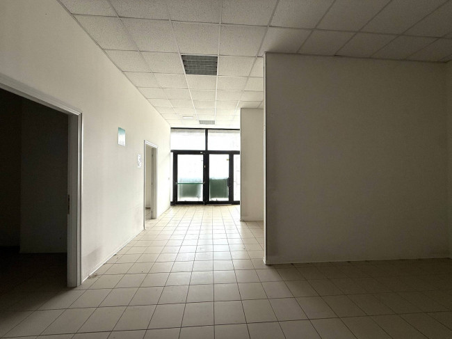 Locale Commerciale in vendita a Santa Vittoria in Matenano