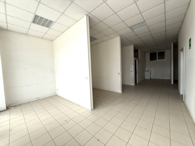 Locale Commerciale in vendita a Santa Vittoria in Matenano