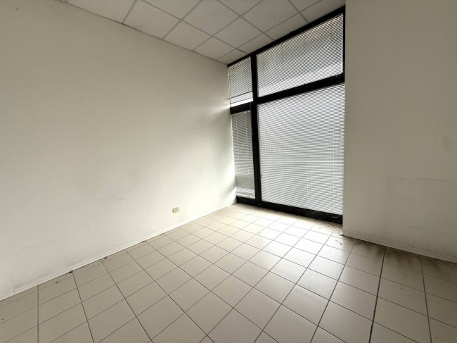 Locale Commerciale in vendita a Santa Vittoria in Matenano