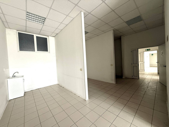 Locale Commerciale in vendita a Santa Vittoria in Matenano