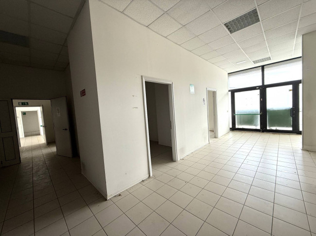 Locale Commerciale in vendita a Santa Vittoria in Matenano