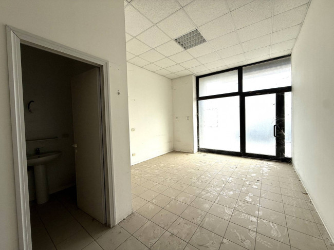 Locale Commerciale in vendita a Santa Vittoria in Matenano