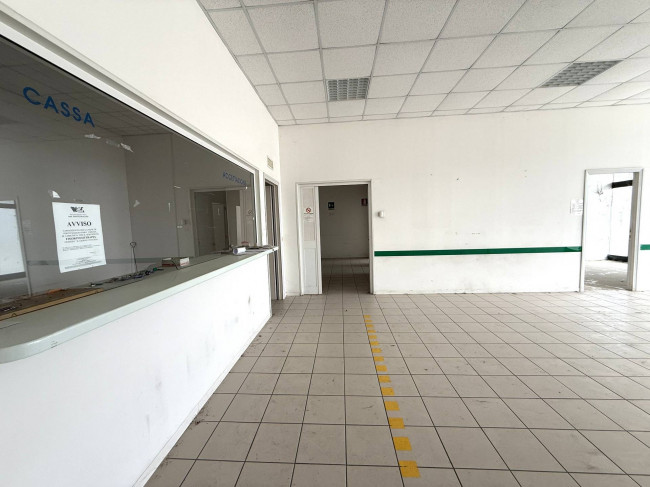 Locale Commerciale in vendita a Santa Vittoria in Matenano