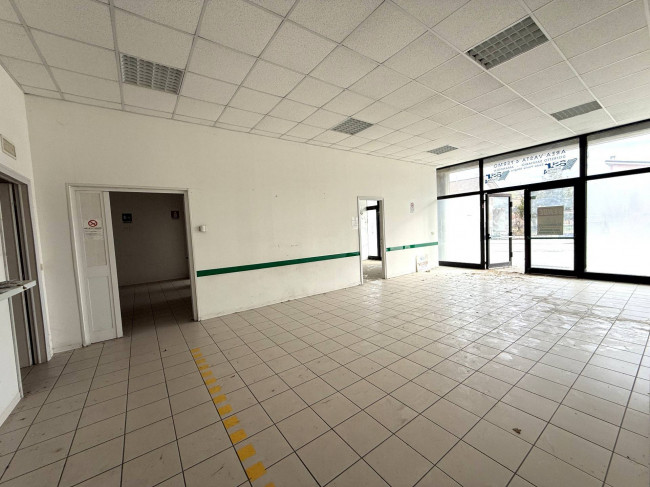 Locale Commerciale in vendita a Santa Vittoria in Matenano