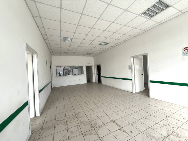 Locale Commerciale in vendita a Santa Vittoria in Matenano