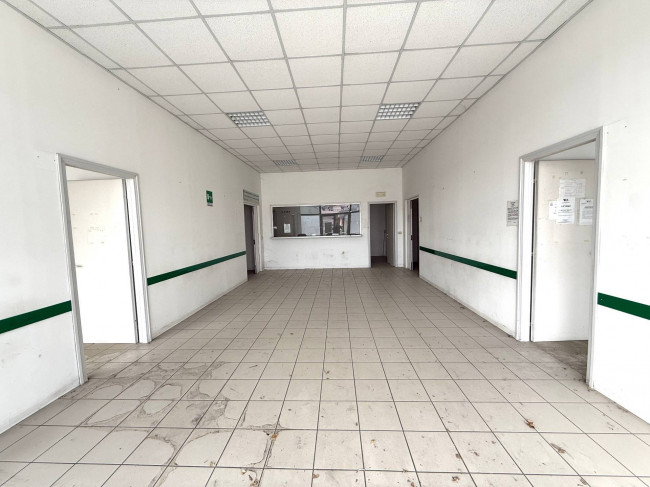 Locale Commerciale in vendita a Santa Vittoria in Matenano