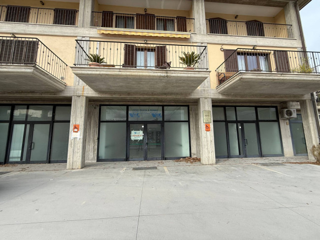 Locale Commerciale in vendita a Santa Vittoria in Matenano