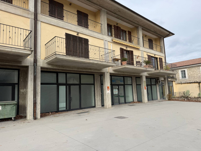 Locale Commerciale in vendita a Santa Vittoria in Matenano