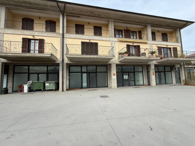 Locale Commerciale in vendita a Santa Vittoria in Matenano