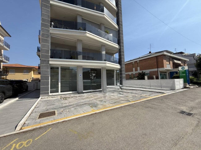 Locale Commerciale in vendita a Alba Adriatica