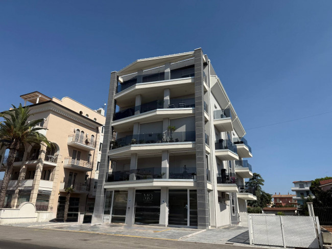 Locale Commerciale in vendita a Alba Adriatica