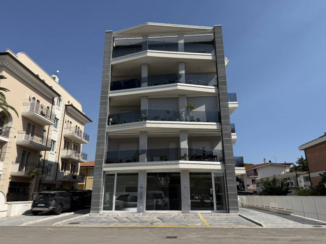 Locale Commerciale in vendita a Alba Adriatica