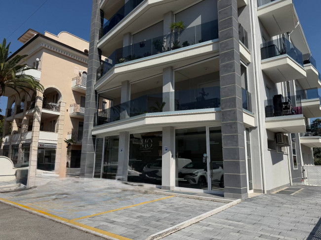 Locale Commerciale in vendita a Alba Adriatica