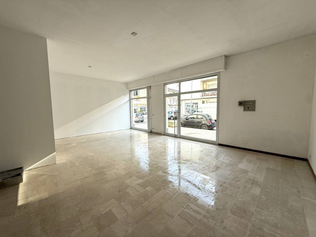 Locale Commerciale in vendita a Alba Adriatica