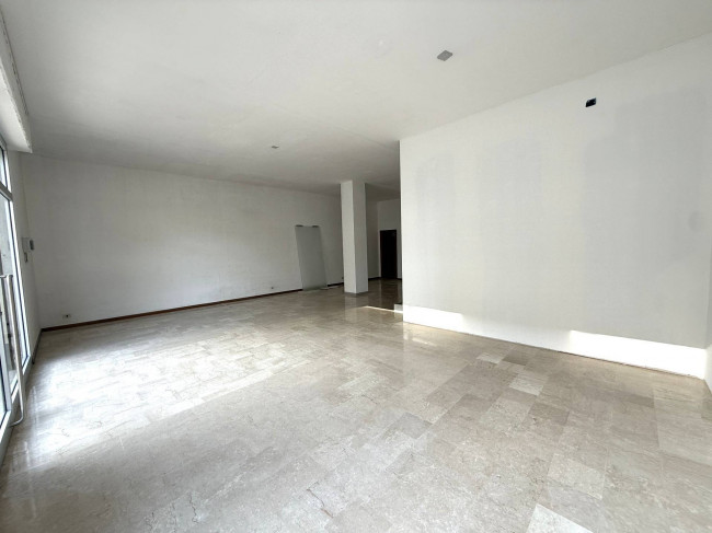 Locale Commerciale in vendita a Alba Adriatica