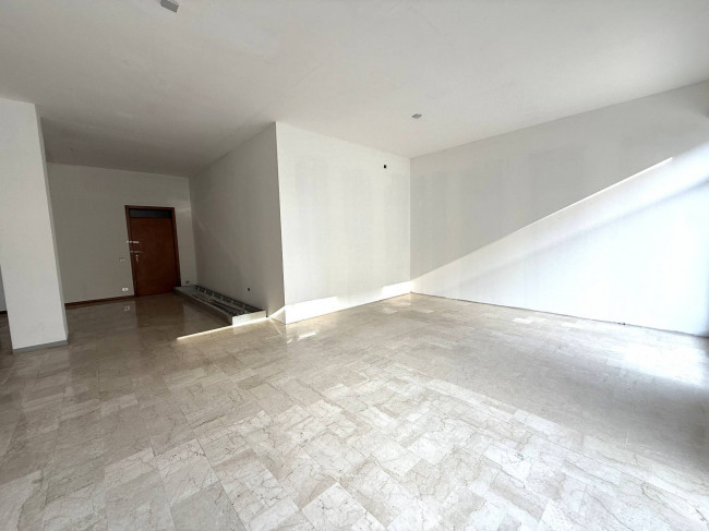 Locale Commerciale in vendita a Alba Adriatica