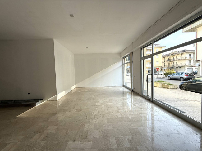 Locale Commerciale in affitto a Alba Adriatica