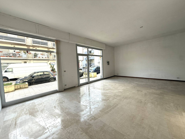 Locale Commerciale in affitto a Alba Adriatica