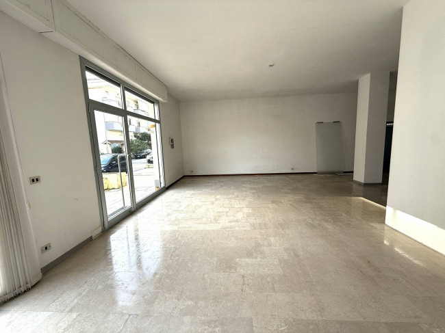 Locale Commerciale in affitto a Alba Adriatica