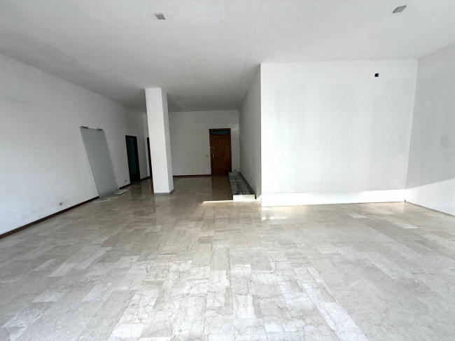 Locale Commerciale in affitto a Alba Adriatica