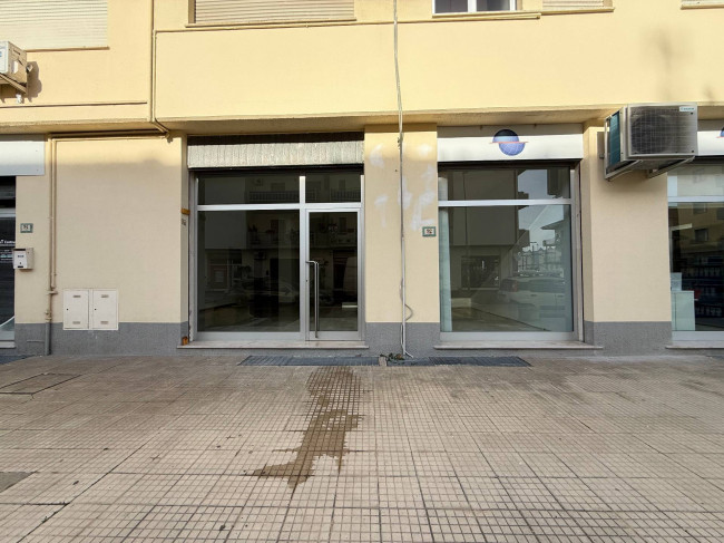 Locale Commerciale in affitto a Alba Adriatica