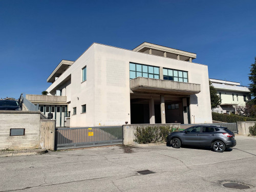 Locale Artigianale-Industriale in Affitto a Teramo