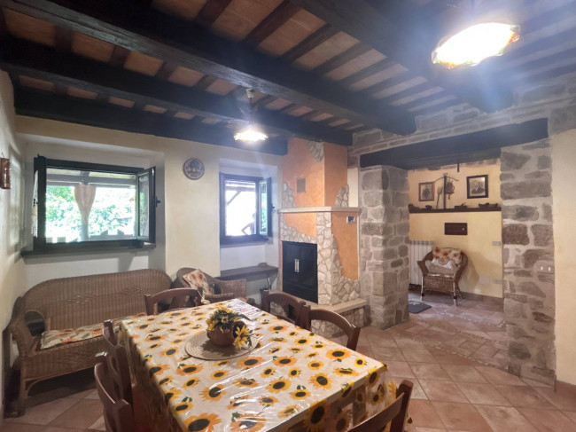 casa affiancata cielo - terra in vendita a Montegallo