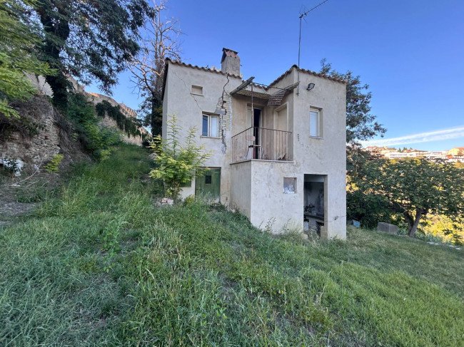 Rustico + Terreno in vendita a Offida